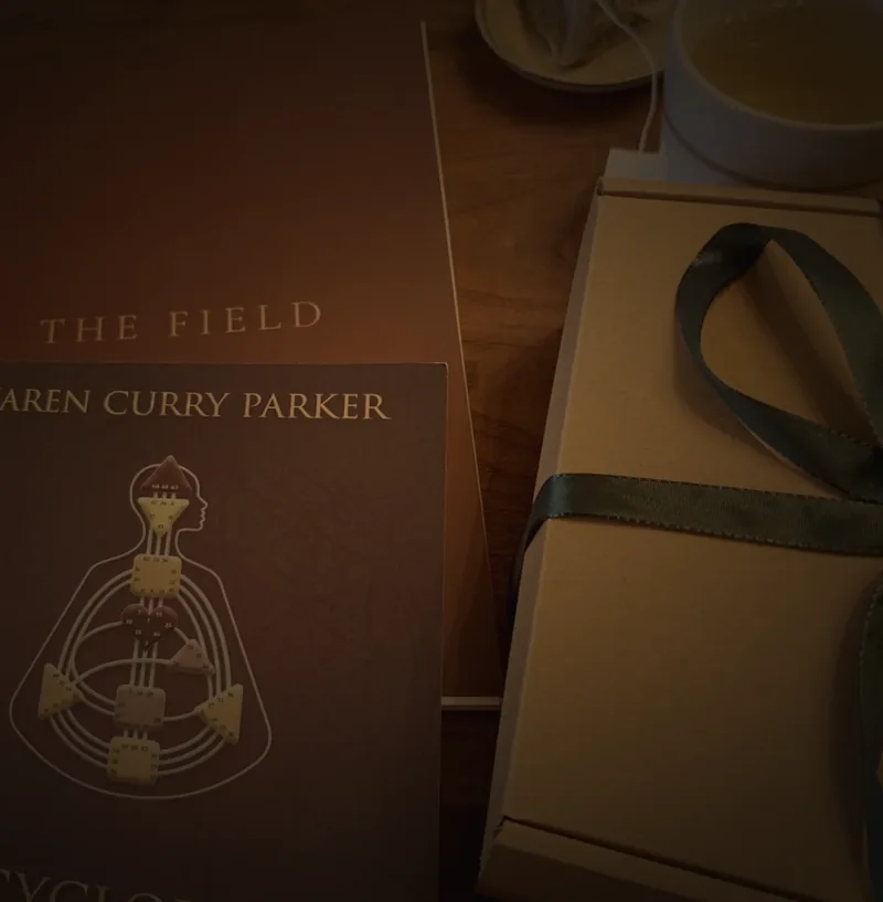 Het studieboek van The Field met het welkomstpakket