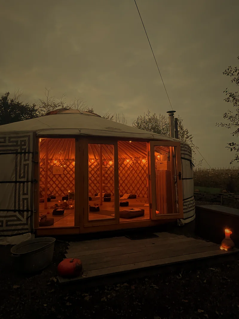 De yurt in de schemering, warm verlicht van binnen