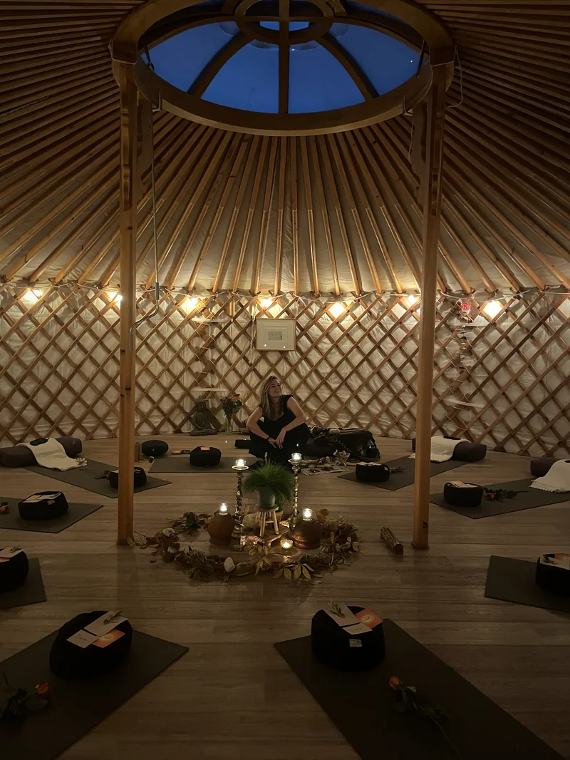 De ceremoniële ruimte binnen de yurt, met kaarslicht en bloemen
