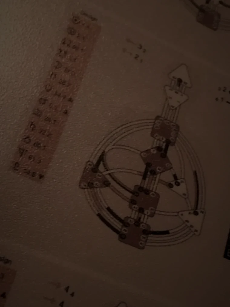 Een Human Design bodygraph op papier
