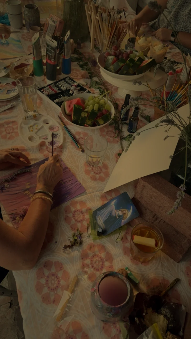 Schilderen met verse bloemen en kleur tijdens Life in Colour