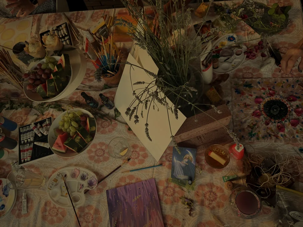 Overvloedige creatietafel met fruit, lavendel en doeken