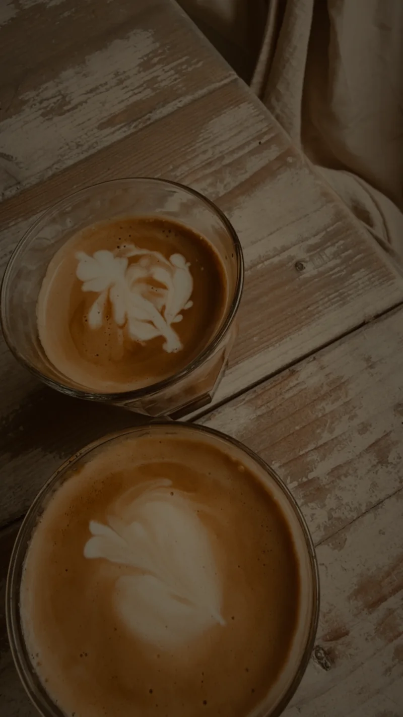 Twee koffies op een houten tafel