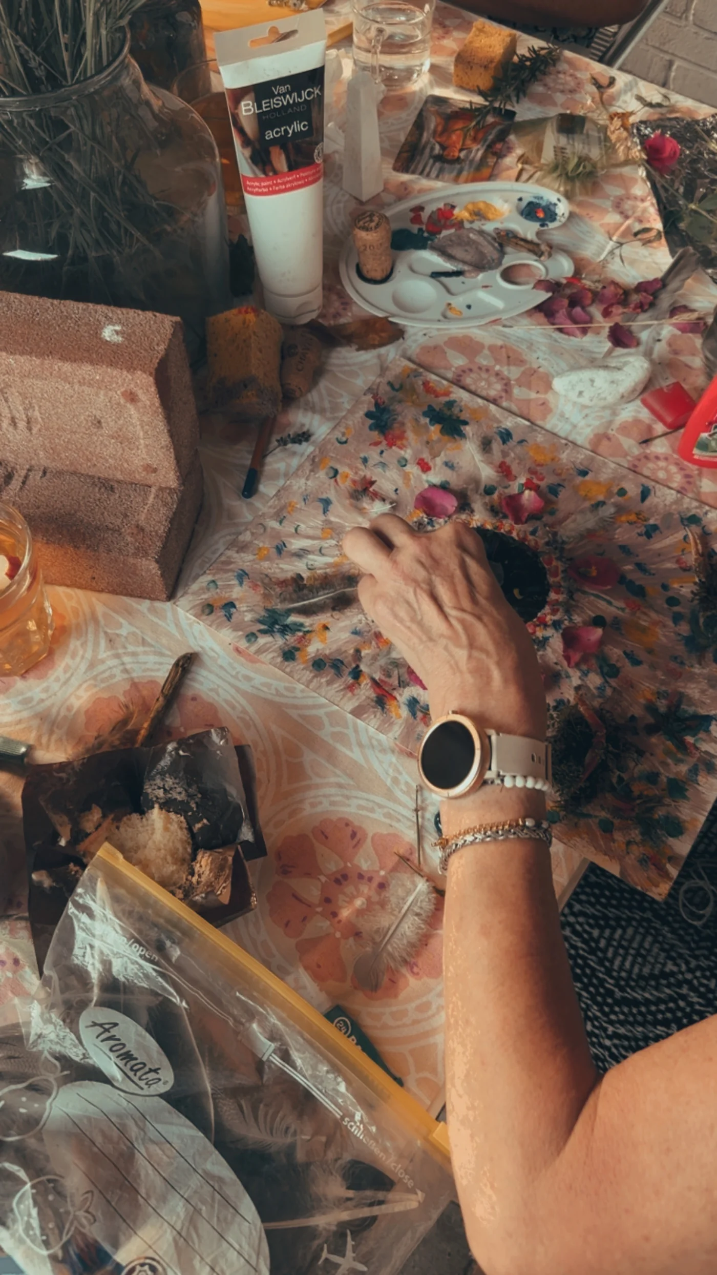 Schilderen met verse bloemen en kleur tijdens Life in Colour